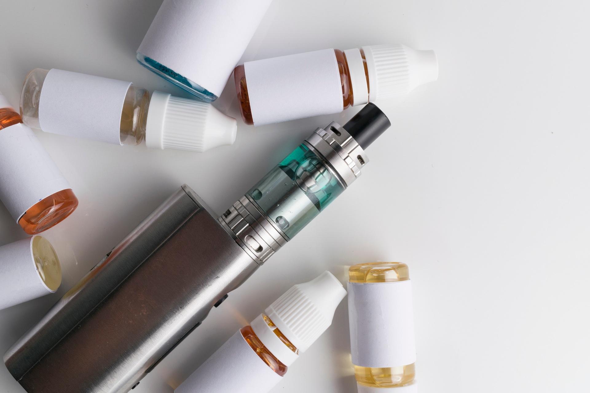 E-Zigarette mit verschiedenen Liquids arrangiert | 187 Pods

