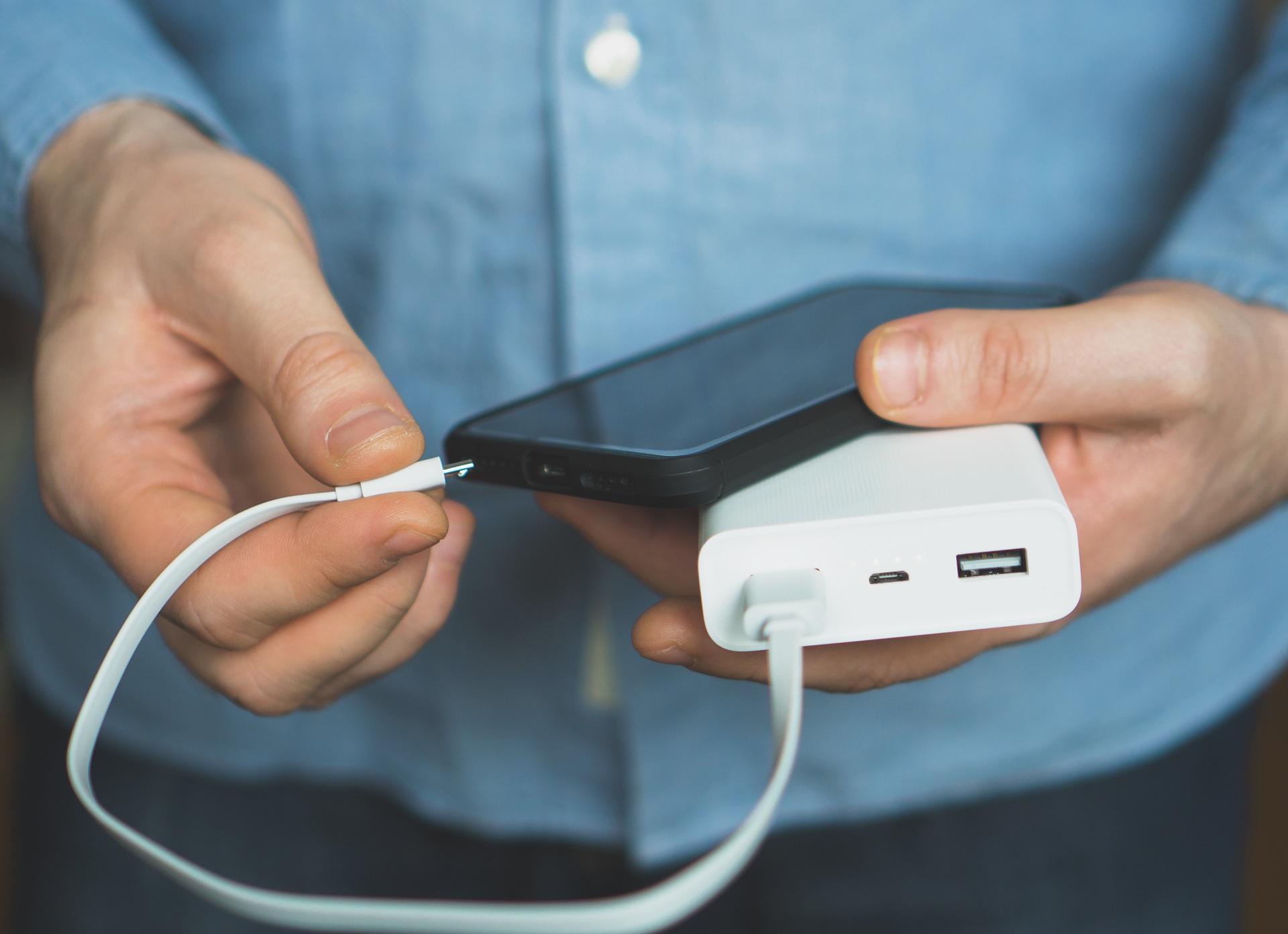 Mobiles Laden mit Powerbank und Smartphone | 187 Pods

