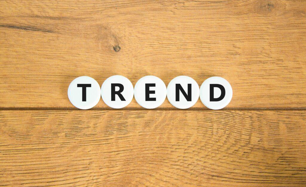Technologischer Trendbegriff auf Holz | Randm Tornado