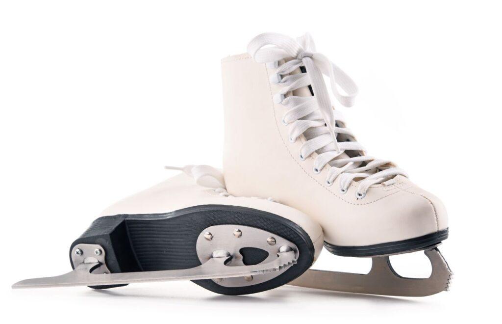Eiskunstlaufschuhe mit blanken Kufen – Schutz durch Kufenschoner fehlt