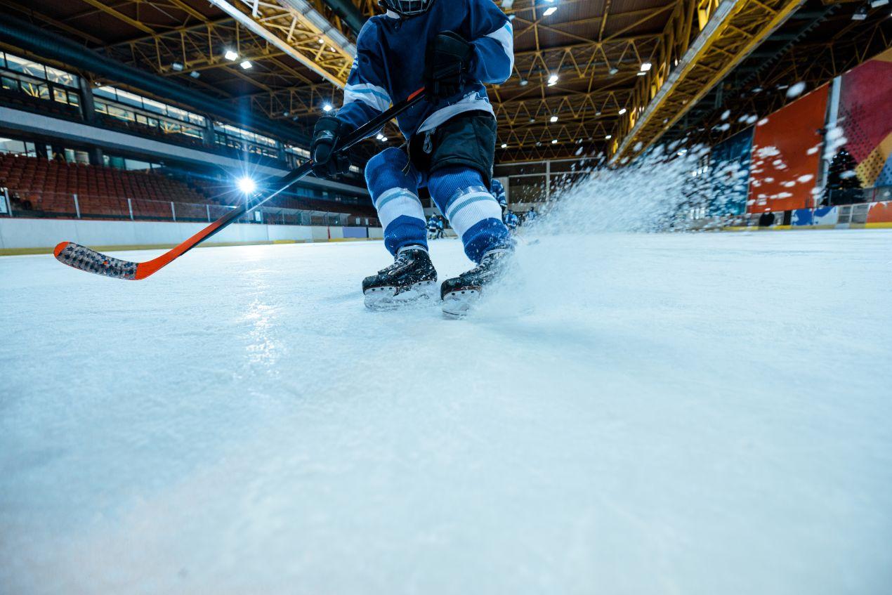 Eishockeyspieler auf dem Eis – scharfe Kufen dank richtiger Pflege mit Kufenschonern