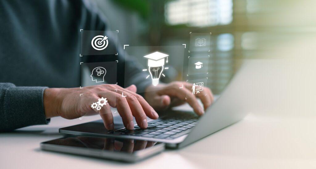 Online Seminarverwaltung mit digitalen Tools – Nutzer steuert Kursplanung und Lerninhalte am Laptop per automatisierter Loesung