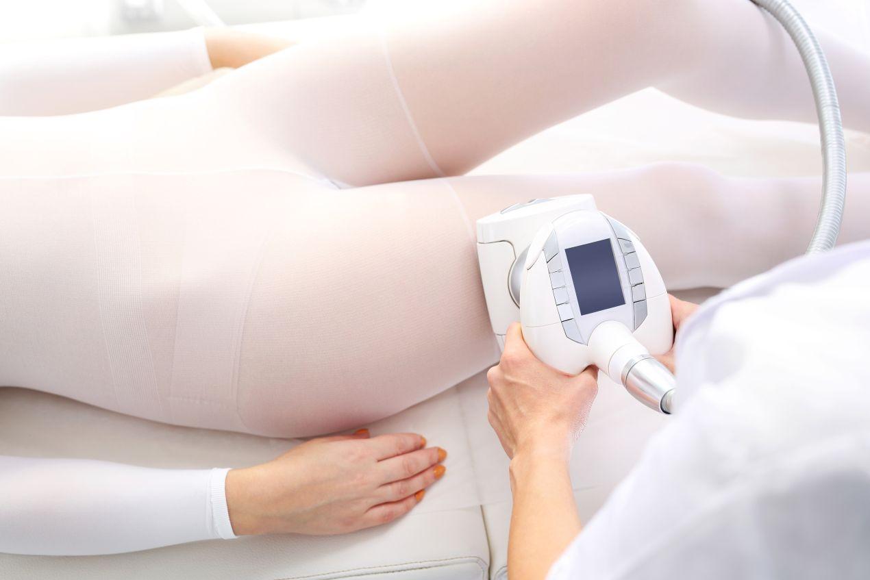 Endermologie-Behandlung am Oberschenkel mit professionellem Gerät in einem Fachinstitut