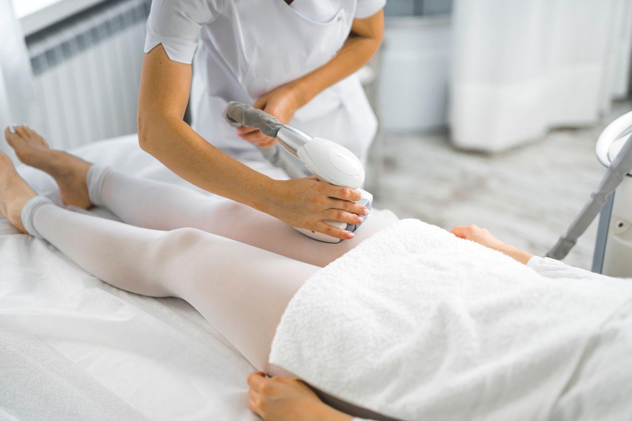 Endermologie-Anwendung zur Hautstraffung an beiden Beinen durch Fachpersonal mit modernem Gerät