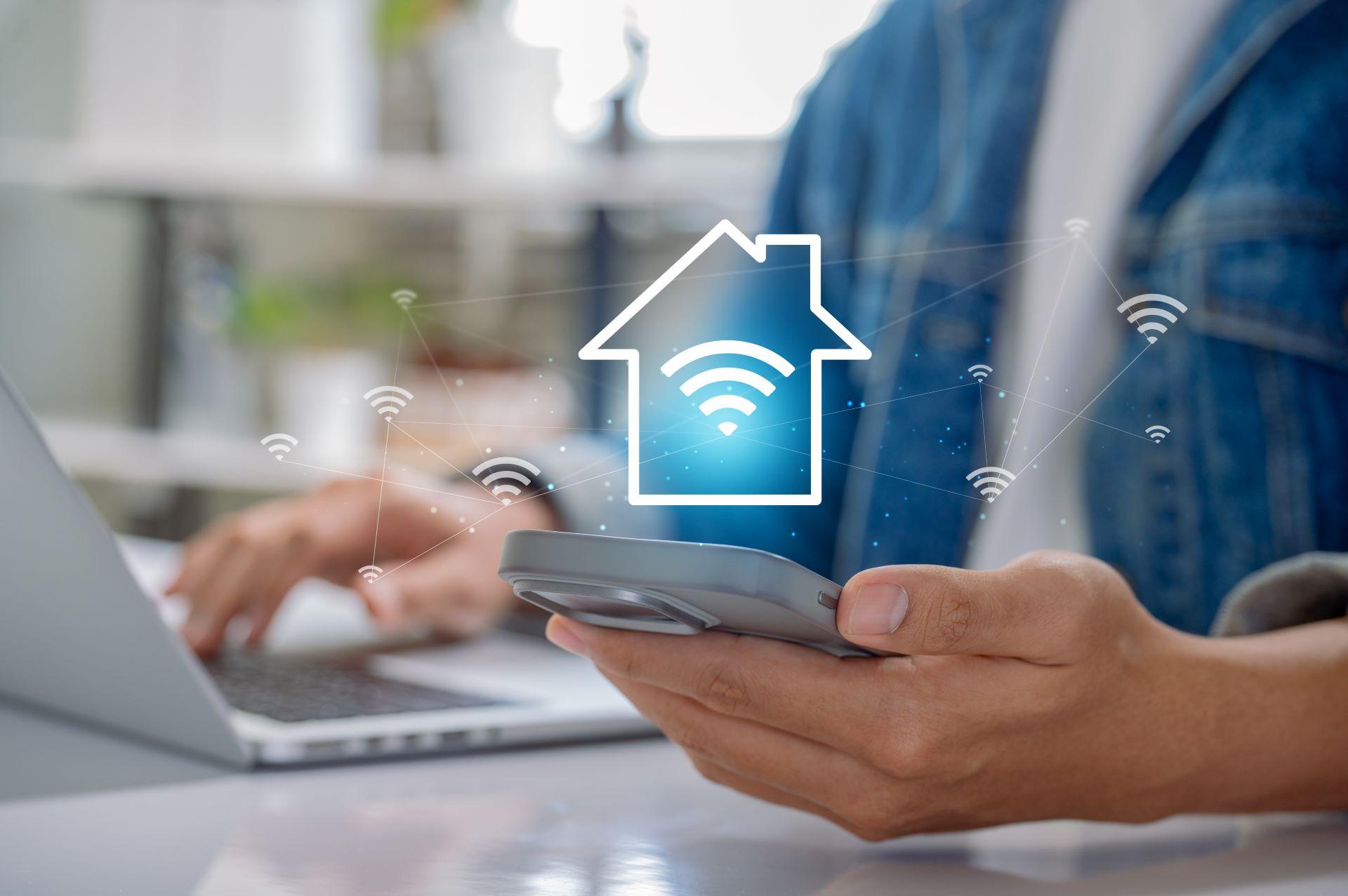 Smartphone und Laptop im intelligenten Zuhause